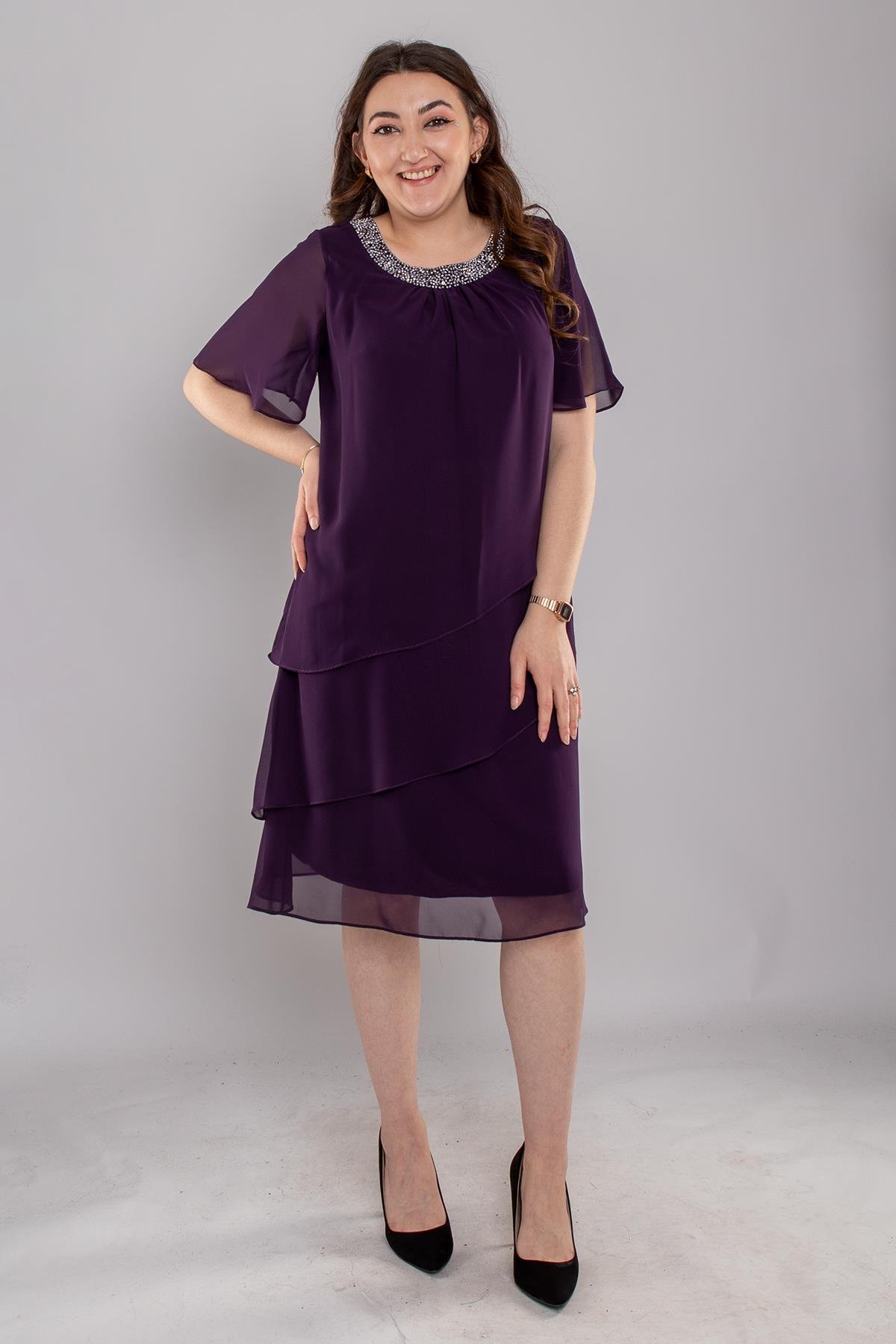 7638 Büyük Beden Yaka Taş Boncuklu Katlı Şifon Kısa Elbise