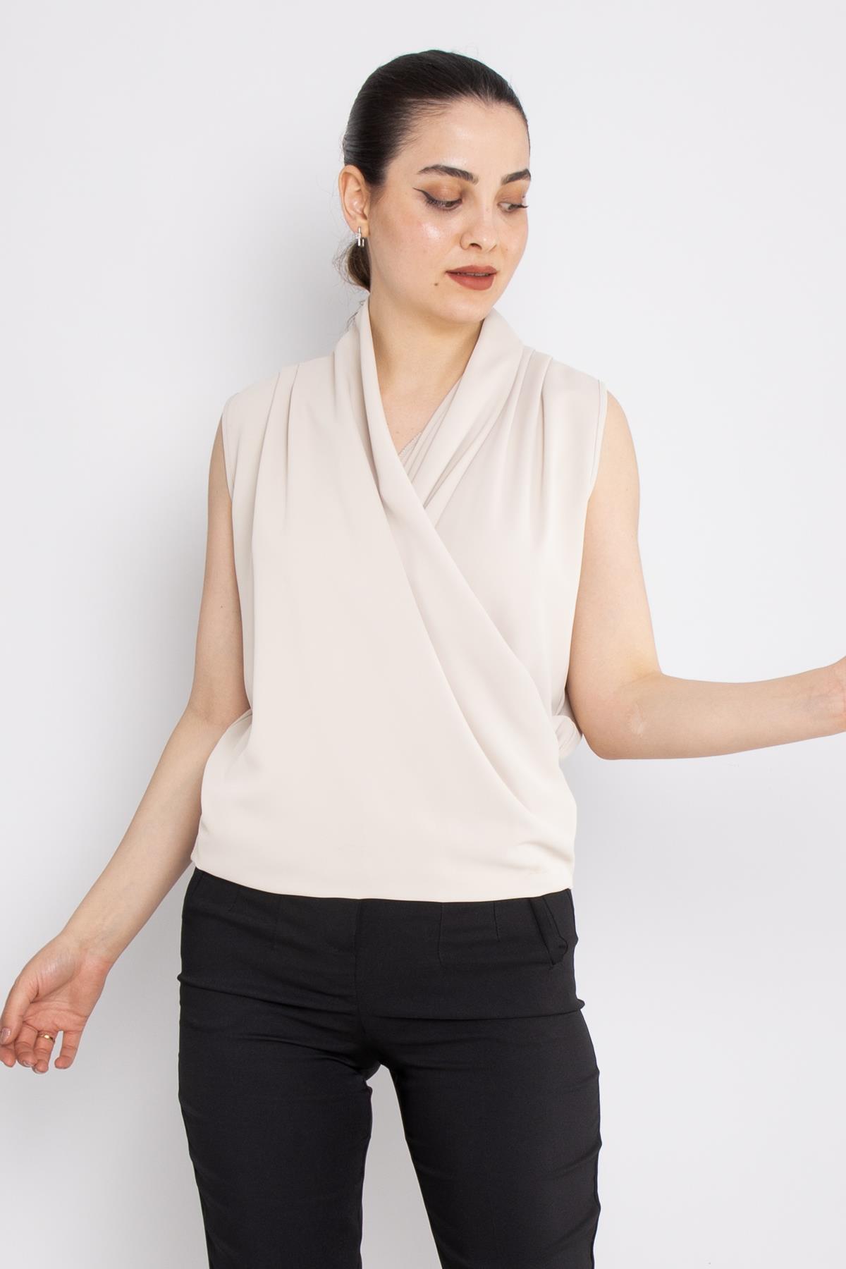 81856 Kruvaze Yaka Dökümlü Kolsuz Şifon Bluz