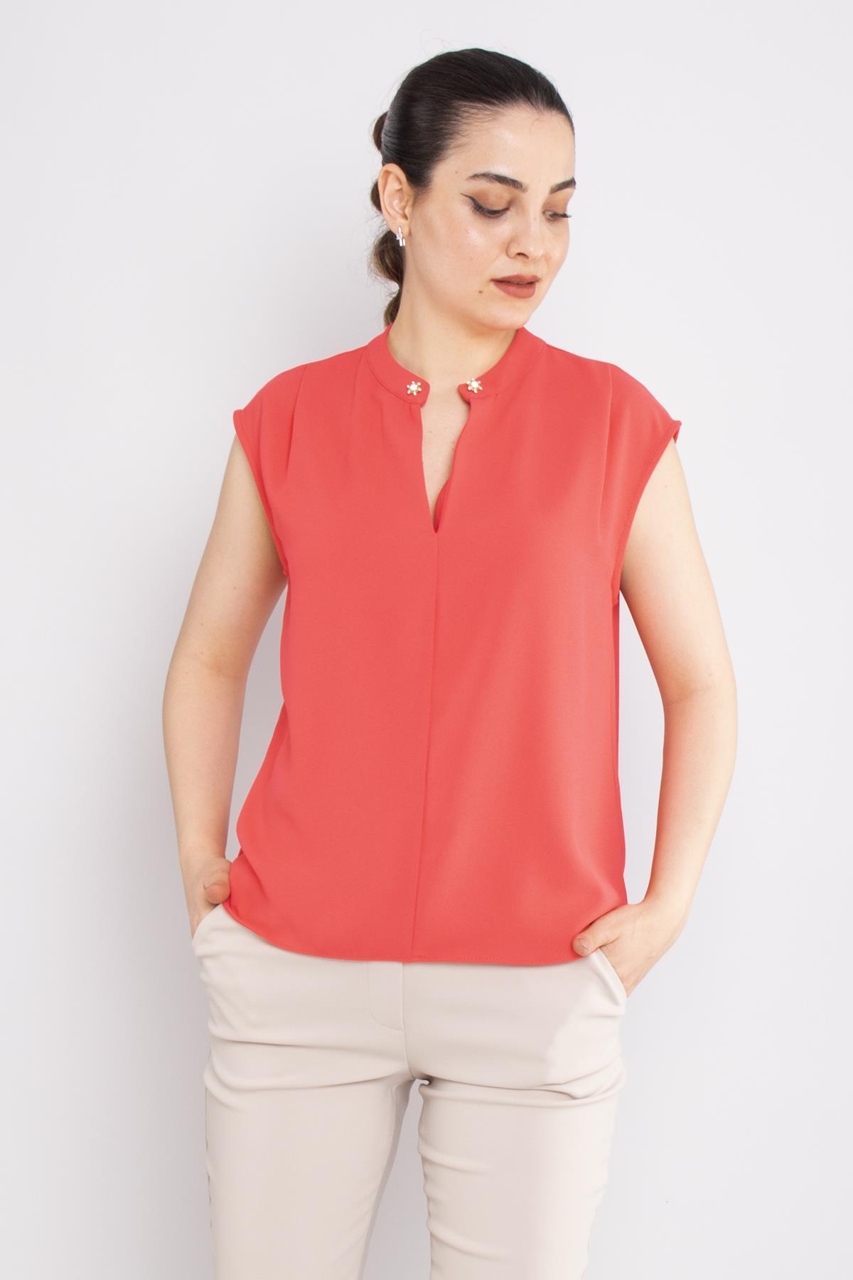 81980 Yakasız Broş Detay Kolsuz Şifon Bluz