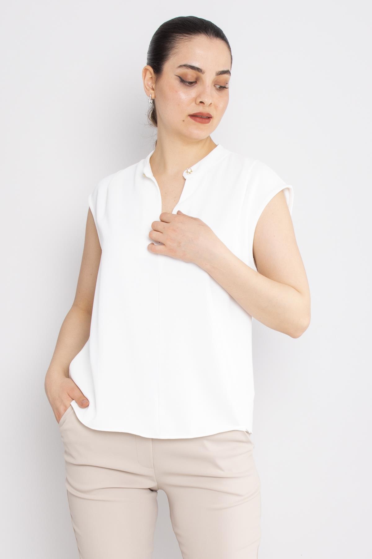 81980 Yakasız Broş Detay Kolsuz Şifon Bluz