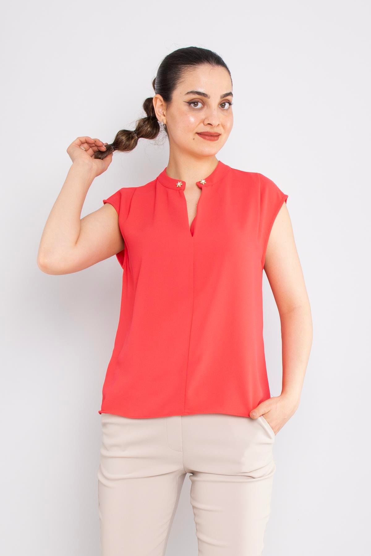 81980 Yakasız Broş Detay Kolsuz Şifon Bluz