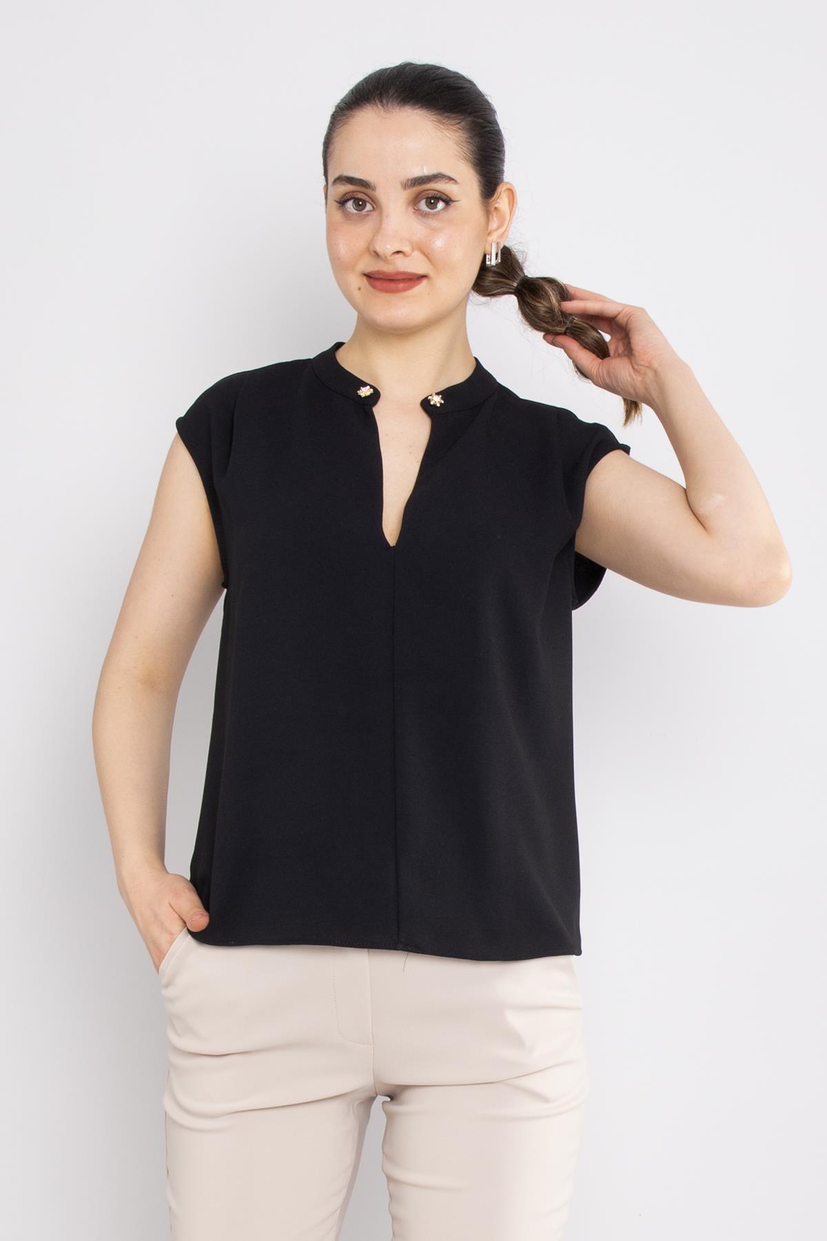 81980 Yakasız Broş Detay Kolsuz Şifon Bluz