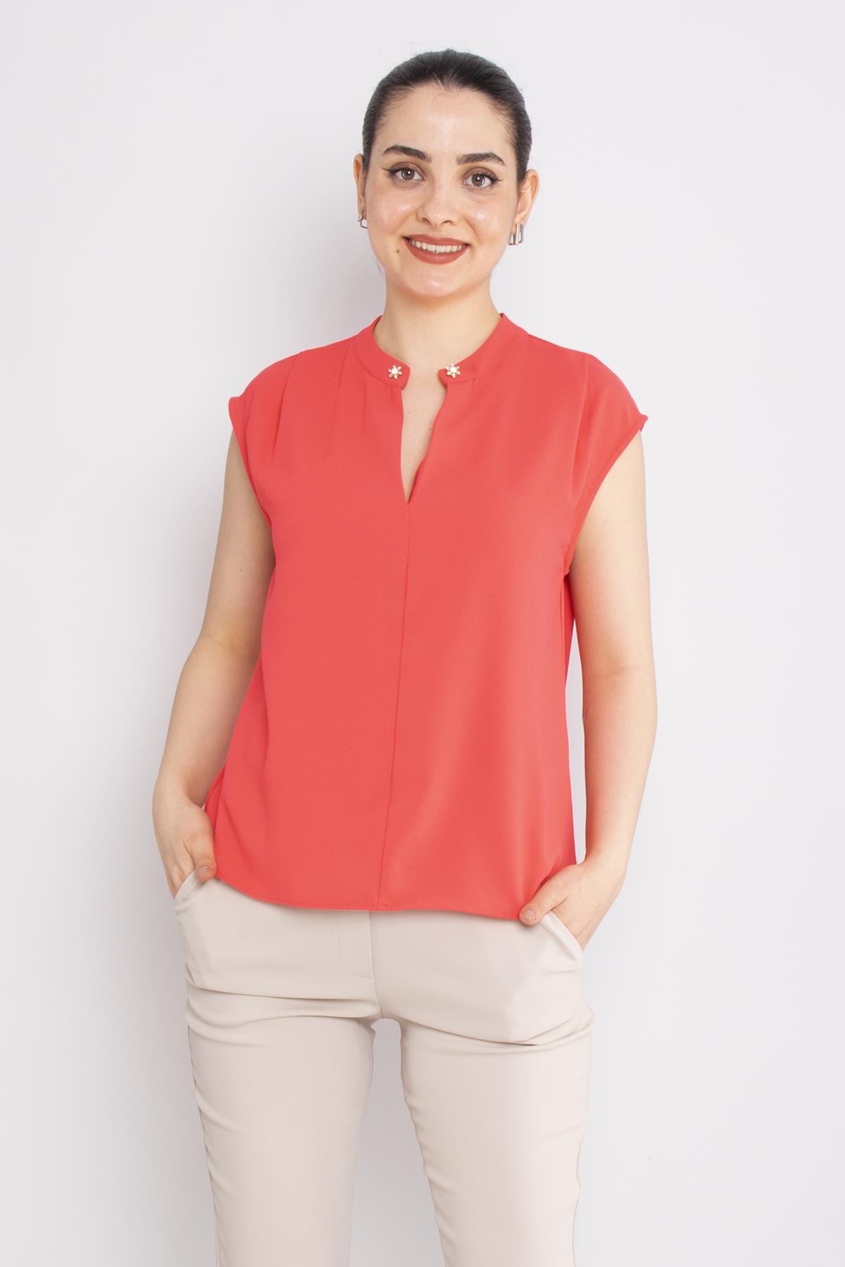 81980 Yakasız Broş Detay Kolsuz Şifon Bluz