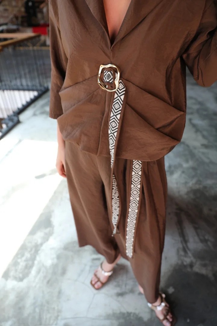 82312-71438 Önden Büzgü Broş Detay Bluz Bol Paça Pantolon Takım