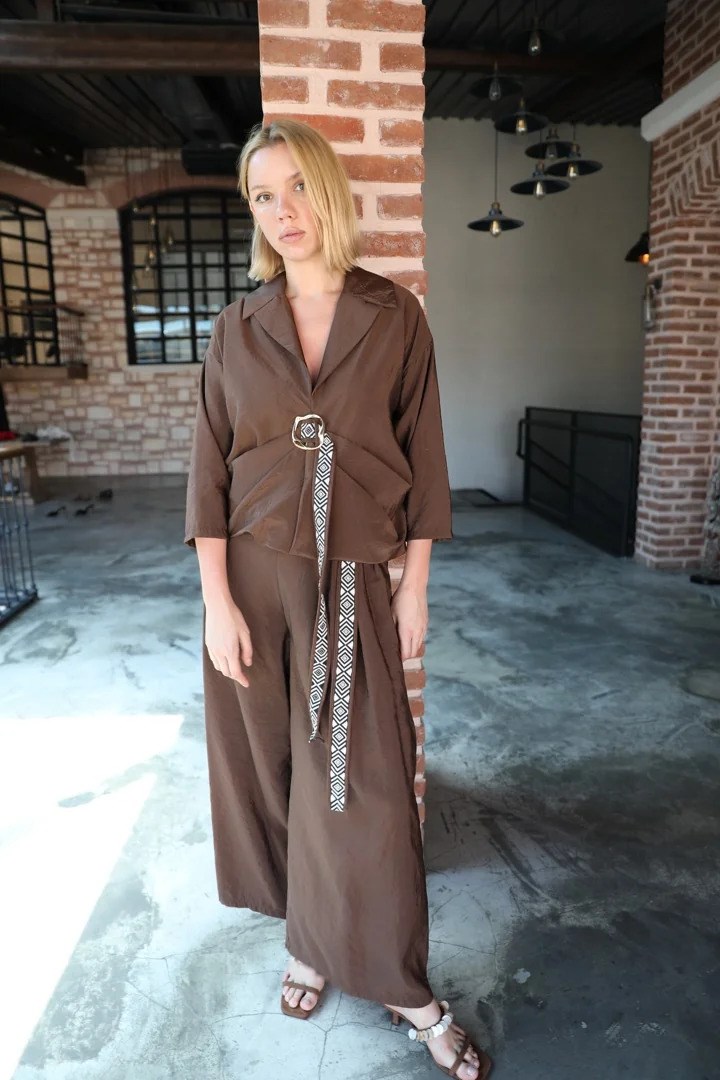 82312-71438 Önden Büzgü Broş Detay Bluz Bol Paça Pantolon Takım