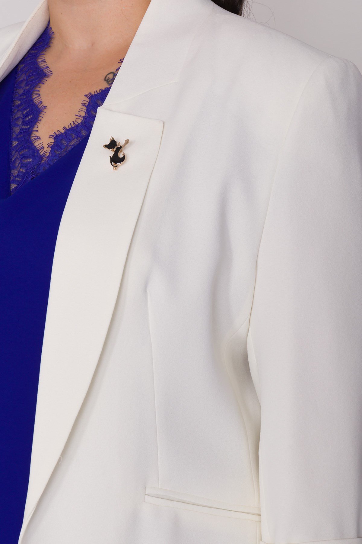 90179 BB KEDİ BROŞLU CEKET