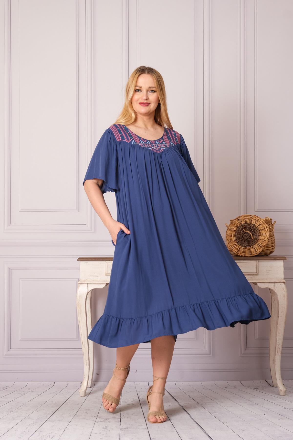 9051 Büyük Beden Robadan Büzgülü Yaka Nakışlı Kısa Kol Pamuk Otantik Elbise