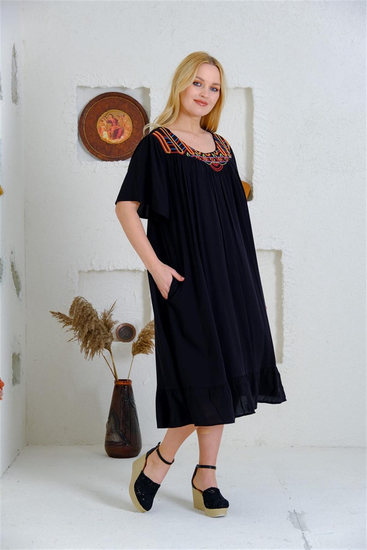 9051 Büyük Beden Robadan Büzgülü Yaka Nakışlı Kısa Kol Pamuk Otantik Elbise