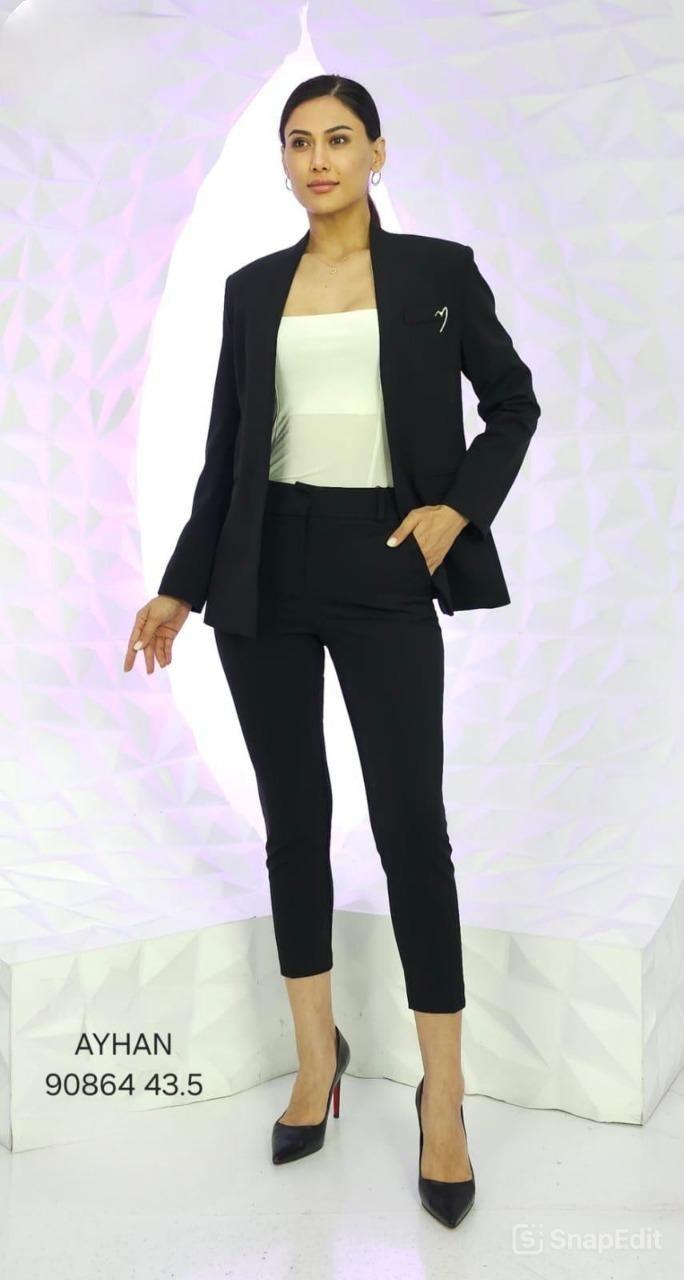 90864 Yakasız Krep Broş Detay Gömlek