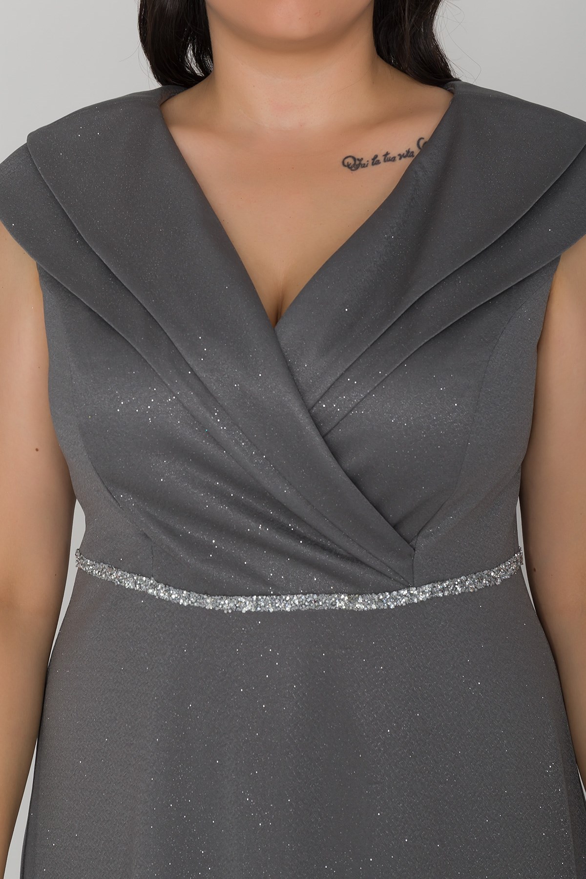 9247 Büyük Beden Çift Yaka Kruvaze Beli Şerit Simli Tül Elbise