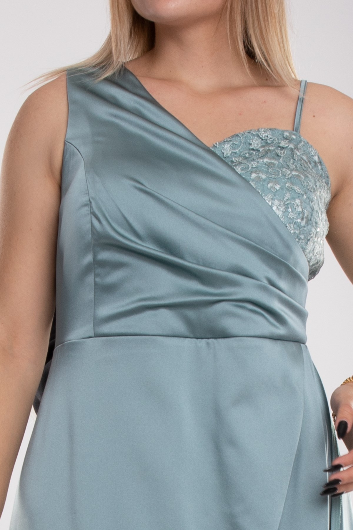 9495 Büyük Beden Tek Omuz Dantel Detay Pileli Saten Uzun Elbise