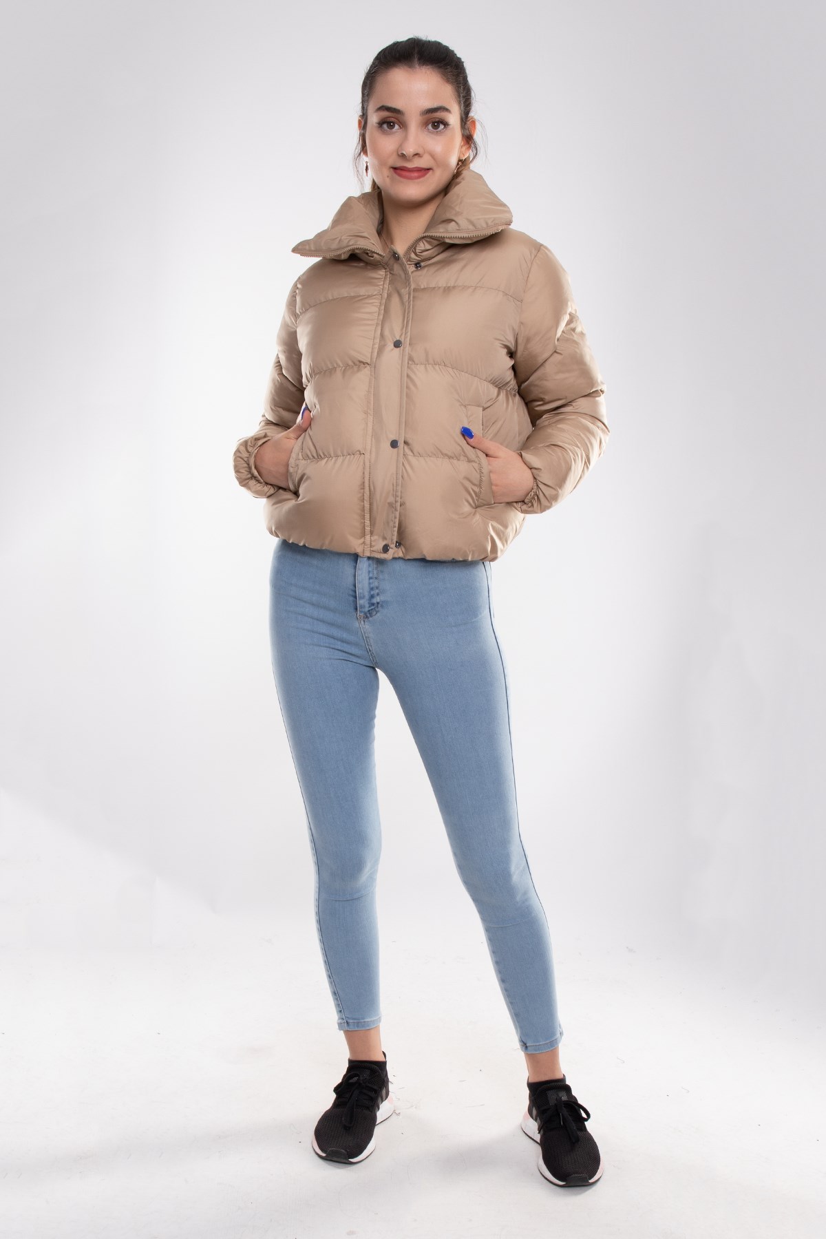 LEYLAK Geniş Yaka Kol ve Etek Ucu Lastikli Kadın Kısa Mont