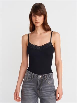21015 Askılı Dantel Detay Top Crop