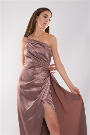 408 Tek Omuz Beli Drape Yırtmaç ve Kuyruklu Saten Uzun Elbise