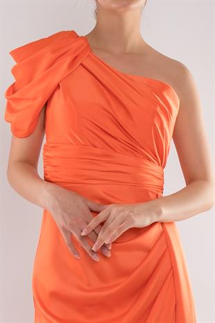 465 Tek Omuz Beli Drape Kuyruklu Saten Uzun Elbise