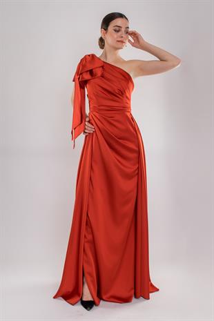 478 Tek Omuz Fiyonk Beli Drape Yırtmaçlı Uzun Saten Elbise
