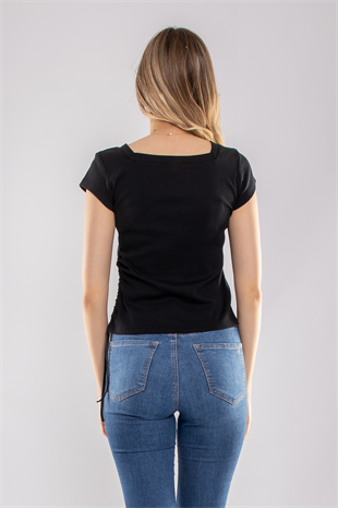 75667 Yanı Büzgü Detaylı Kare Yaka Kadın Tshirt