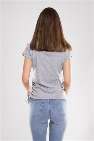 75667 Yanı Büzgü Detaylı Kare Yaka Kadın Tshirt