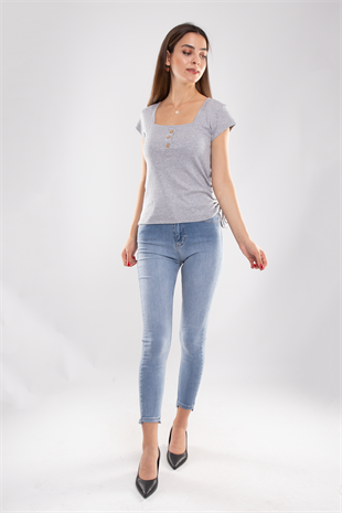 75667 Yanı Büzgü Detaylı Kare Yaka Kadın Tshirt