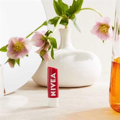 NIVEA Çilek Dudak Bakım Kremi 4.8 g, 24 Saat Nem, Dudak Bakımı, Çilek Kokusu, Hafif Kırmızı Işıltı