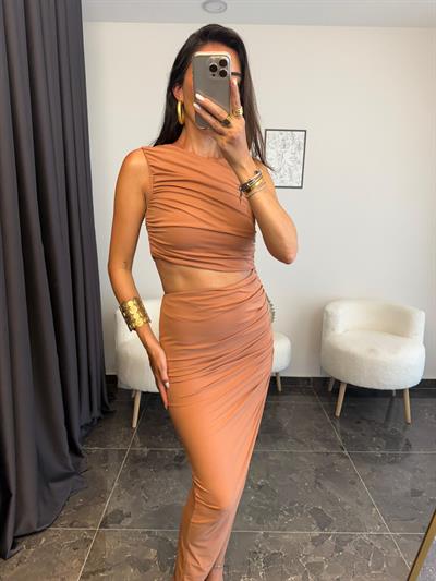 Asimetrik Drapeli Yırtmaç Detaylı Elbise