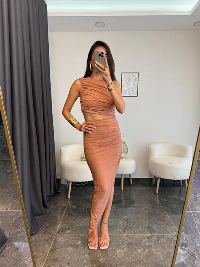 Asimetrik Drapeli Yırtmaç Detaylı Elbise