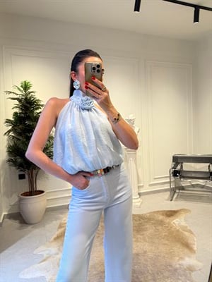 Bebe Mavi Gül Broşlu Halter Yaka Bluz