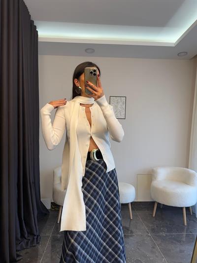 Beyaz Şal Detaylı Fitilli Triko 