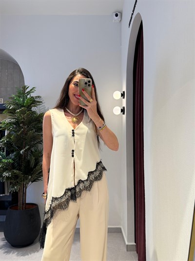 Ekru Dantel Detaylı Asimetrik Bluz