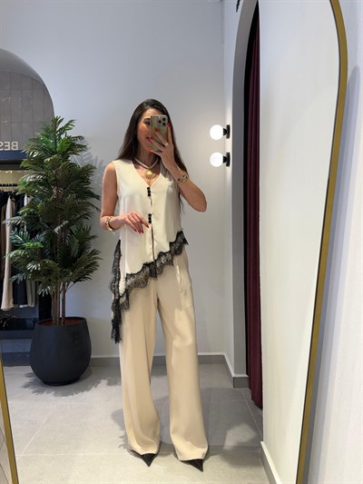 Ekru Dantel Detaylı Asimetrik Bluz
