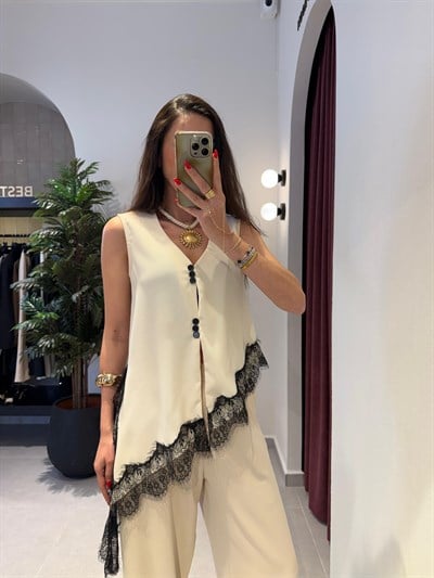 Ekru Dantel Detaylı Asimetrik Bluz