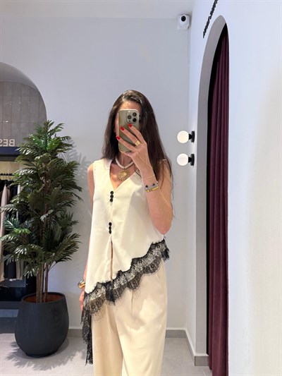 Ekru Dantel Detaylı Asimetrik Bluz
