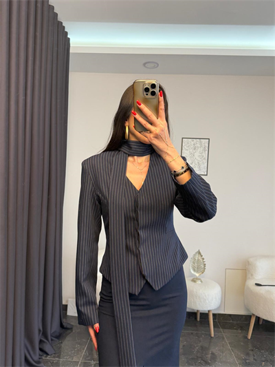 Fular Detaylı Önden Gizli Düğmeli Slim Fit Ceket