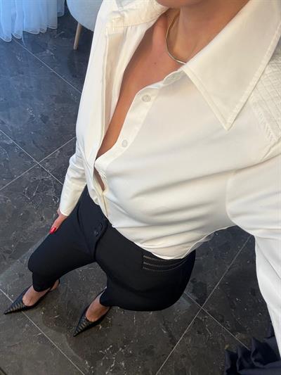 Kırık Beyaz Vatkalı Omzu Dikişli Slim Fit Gömlek 