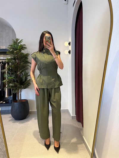 Koyu Yeşil Önden Fermuarlı Yelek Ve Paçası Ayarlanabilir Pantalon Takımı