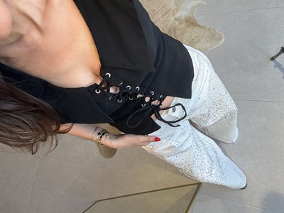 Kuş Gözü Bağcıklı Sırtı Fermuarlı Tasarım Bluz 