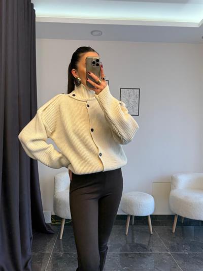 premium kalite dik yaka boyun düğmeli ekru kazak 