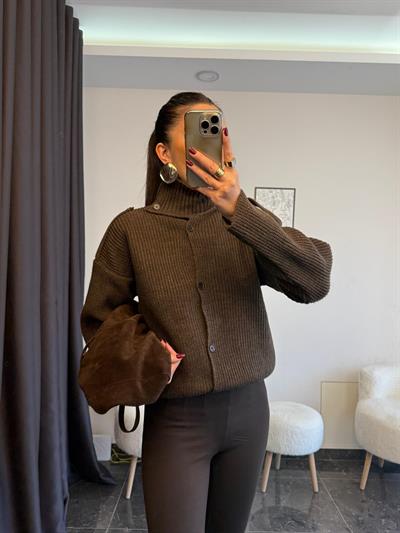 Premium Kalite Dik Yaka Düğme Detaylı Acı Kahve Triko Kazak