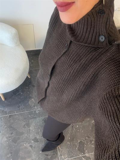 Premium Kalite Dik Yaka Düğme Detaylı Acı Kahve Triko Kazak