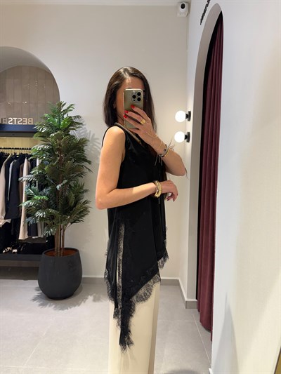 Siyah Dantel Detaylı Asimetrik Bluz 