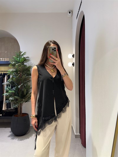 Siyah Dantel Detaylı Asimetrik Bluz 