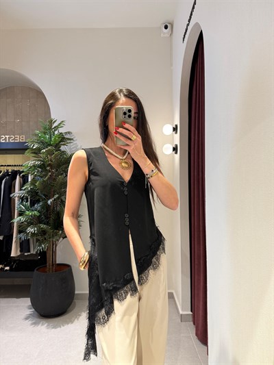 Siyah Dantel Detaylı Asimetrik Bluz 