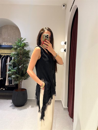Siyah Dantel Detaylı Asimetrik Bluz 