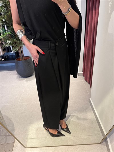 Siyah Kapama Detaylı Pantolon 