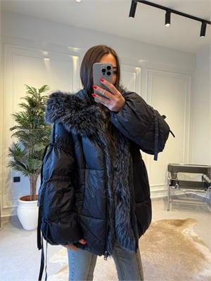 Siyah Kürk Yaka Detaylı Şişme Mont
