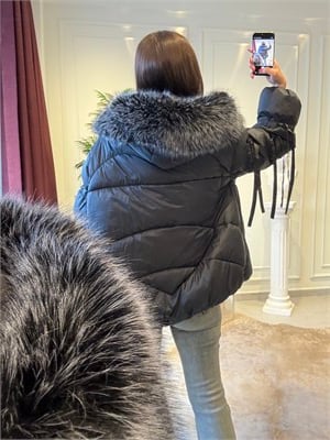 Siyah Kürk Yaka Detaylı Şişme Mont