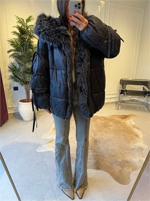 Siyah Kürk Yaka Detaylı Şişme Mont