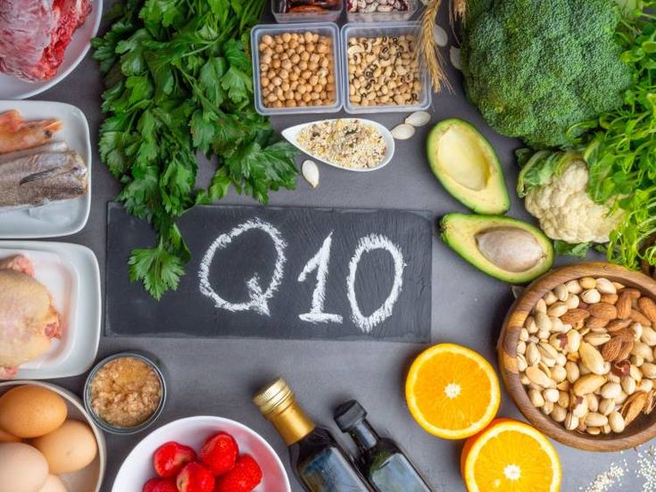 Koenzim Q10 Nedir? Enerji, Kalp Sağlığı ve Günlük Yaşamdaki Önemi  Modern yaşamın temposu, stres, düzensiz beslenme ve yaş alma süreci vücudumuzun enerji üretimini doğrudan etkileyebilir. Bu noktada adını sıkça duymaya başladığımız bileşenlerden biri de Koenzim Q10 (CoQ10)’dur. Özellikle enerji üretimi, kalp sağlığı ve hücresel koruma üzerindeki etkileriyle öne çıkan Koenzim Q10, vücudun doğal olarak ürettiği önemli bir bileşiktir.