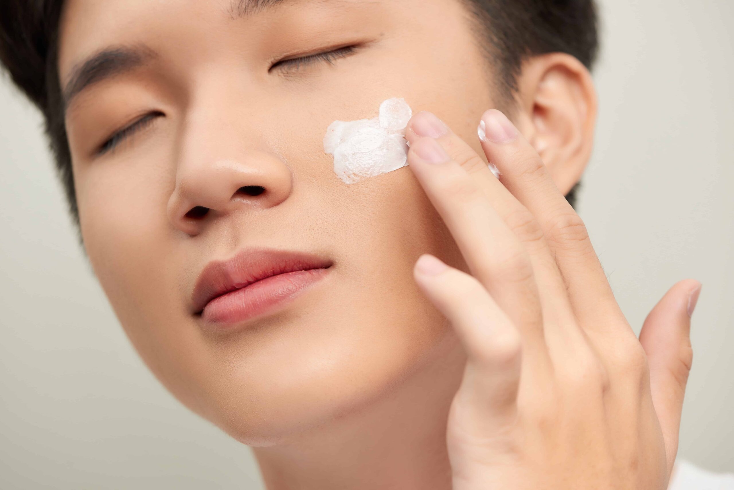 Koreli Erkekler de Günde 10 Adım Bakım Yapıyor: İşte K-Beauty’nin Toplumsal Etkisi