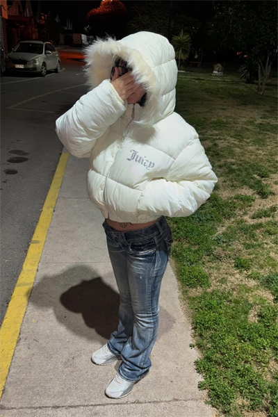 Beyaz Juicy Peluş Kapüşonlu Şişme Crop Mont